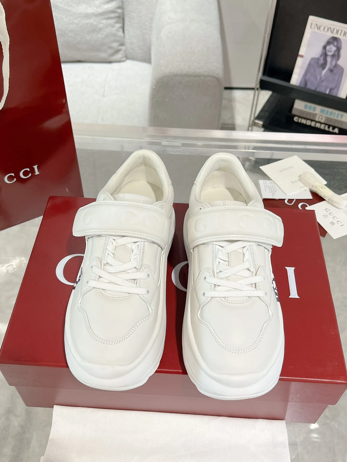 👟👟Ex-factory price 700👟👟 Gucci Wave women's wedge sneakers, wave shoes, Velcro dad shoes, original purchase, development and production. Creative director Sabato De Sarno presents new sneakers inspired by lightness and agility. This shoe has a sculptural thick sole shape and is made of lightweight ethylene vinyl acetate (EVA) material. It is comfortable and durable, and has a soft and waxy feel like stepping on waves. It is embellished with the Gucci handwritten logo and injects the brand's classic style. Original customized cowhide. Original customized soft sheepskin lining. Original molded Eva outsole. Bottom thickness: 5cm in front and 6.3cm in back. Size: 35-40#